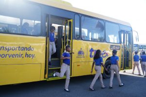 Gobierno dominicano inaugura programa de transporte escolar