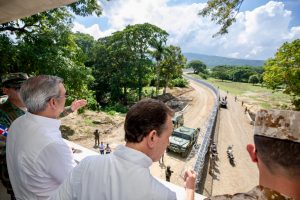 Abinader encabeza inauguración primer tramo de muro con Haití