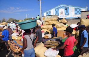 Centenares haitianos cruzan RD a comprar por primera vez en 1 mes