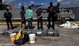 Tres detenidos y 300 paquetes de droga incautados en costas SPM