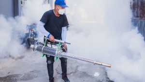 Fundación Raymond Rodríguez fumiga contra el dengue en DN 