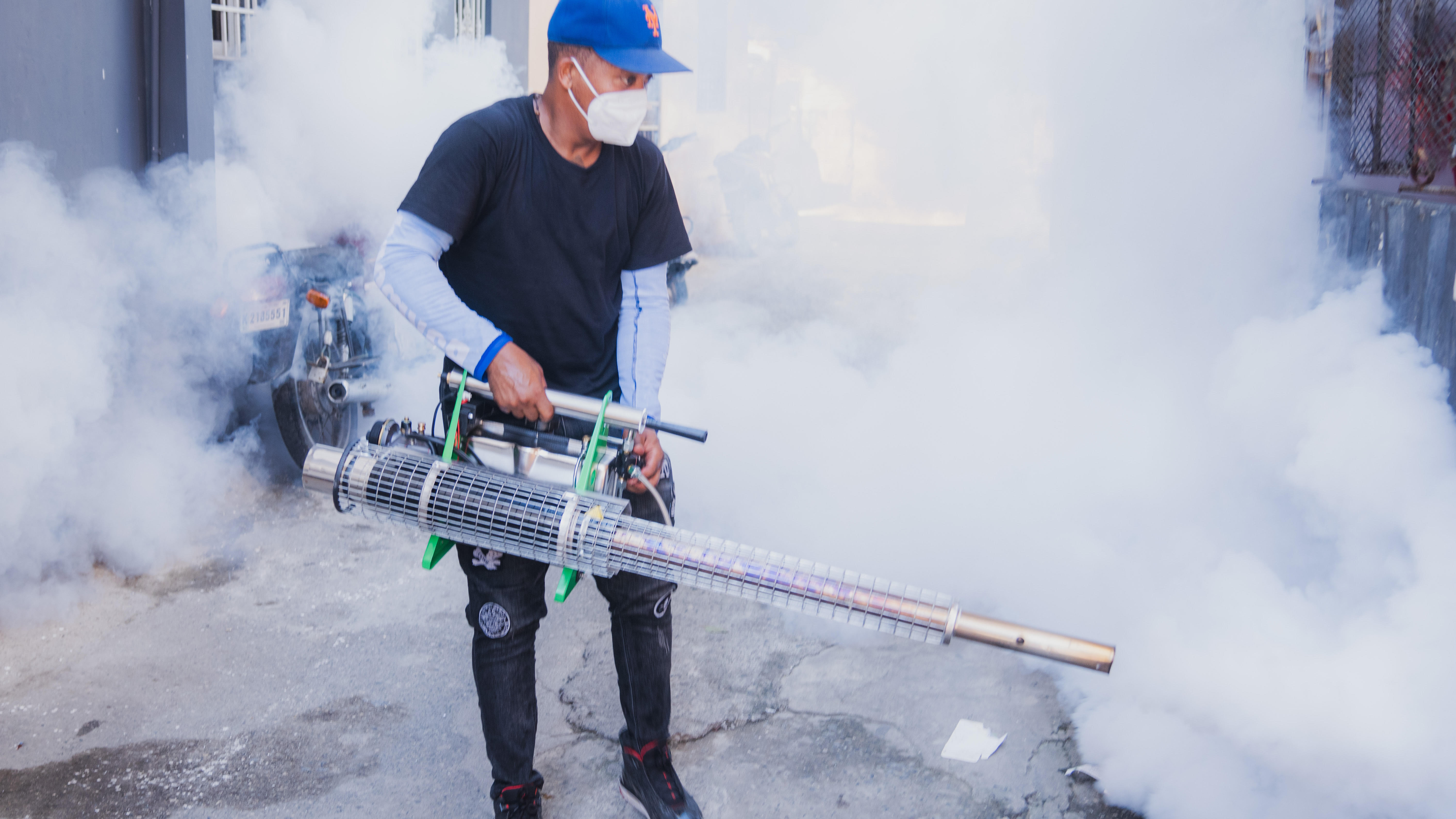 Fundación Raymond Rodríguez fumiga contra el dengue en DN imagen