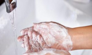 Solo el 60 % hogares dominicanos tiene lo básico al lavarse manos