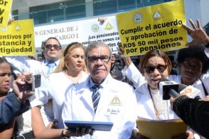 Médicos dominicanos jubilados exigen aumento de pensiones
