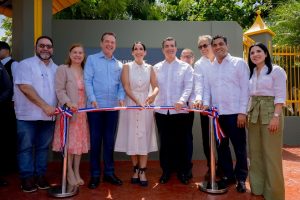 El Popular, MICM y Primera Dama remozan parque infantil La Vega