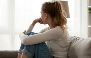 OMS revela niñas adolescentes con peor salud mental que niños