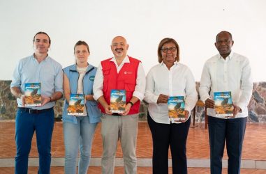 IDDI y CESAL presentan primera guía ecoturística de Pedernales