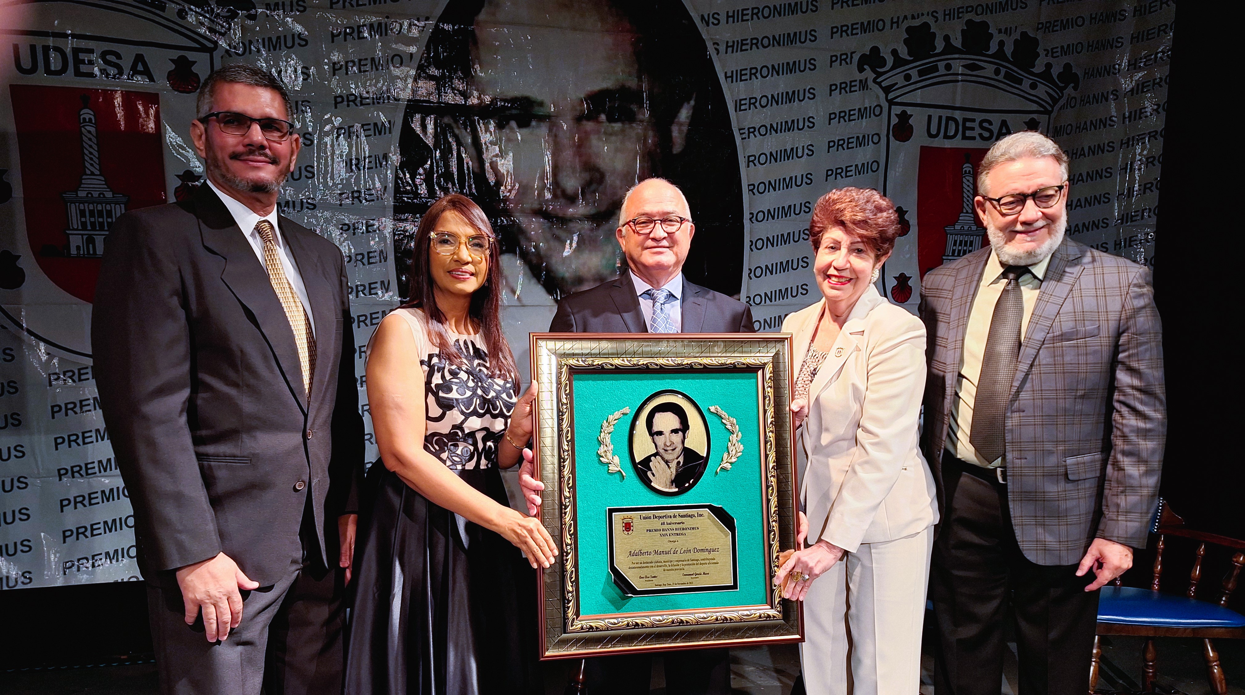 Entregan Premio Hanns Hieronimus al empresario Adalberto de León imagen