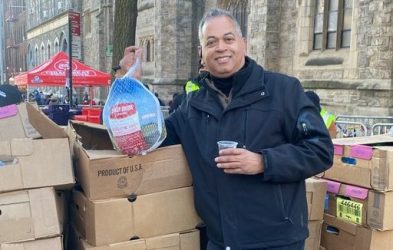 NY: Empresario y exdiputado Rubén Luna entrega pavos, cajas y fundas de alimentos