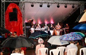 Henry Hierro y orquesta desafían la lluvia en Vivo café Centro León