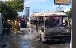 Se incendia autobús de pasajeros en ave. 27 de Febrero sin víctimas