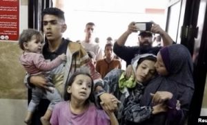 Miles personas huyen del mayor hospital Gaza; cientos atrapados