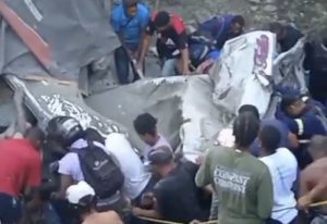 Sacan 4 muertos más de autobús sepultado por patana; suben a 10