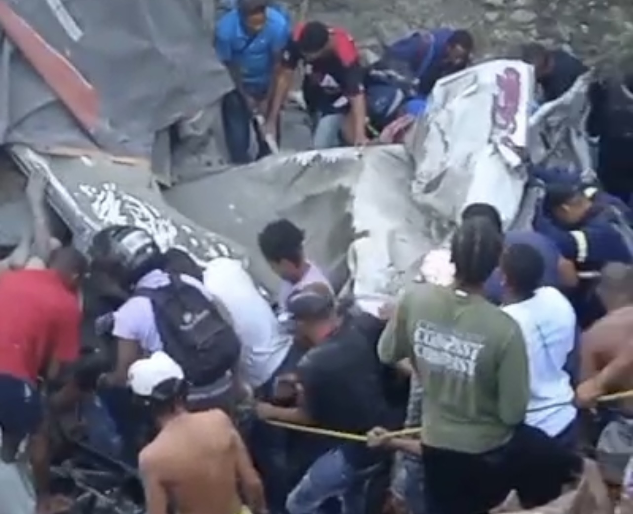 Patana embiste a un autobús de pasajeros en Haina, San Cristóbal imagen