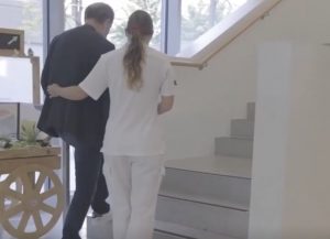 Paciente de parkinson vuelve a caminar gracias a un implante