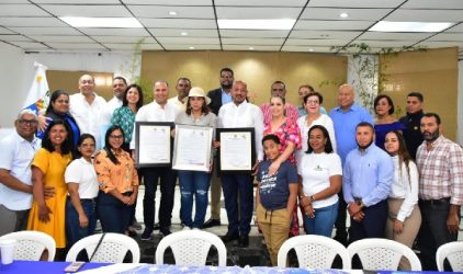 Alcaldía de Salcedo declara Hijo Adoptivo al alcalde de Lawrence