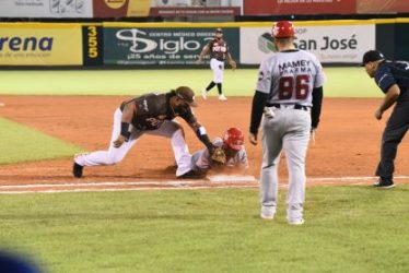 Gigantes vencen a los Leones y siguen en la cima; Toros ganan