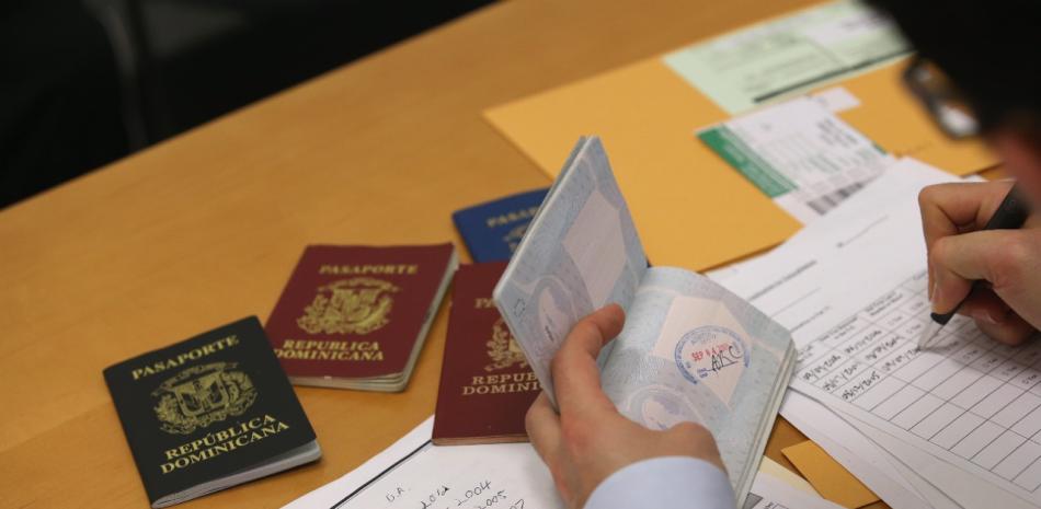 Dominicanos se quejan de proceso para solicitar pasaportes de RD imagen