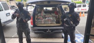 BONAO: Tras balacera, la DNCD ocupa 137 paquetes de cocaína