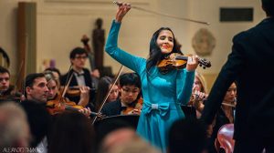 Virtuosa violinista dominicana Aisha Syed cautiva en su debut en Bolivia