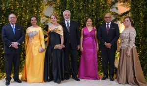 Valdez Albizu y esposa ofrecen cena de gala a miembros de JM