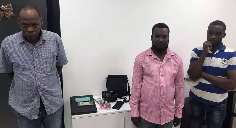Apresan tres haitianos acusados de falsificar carnets migratorios imagen