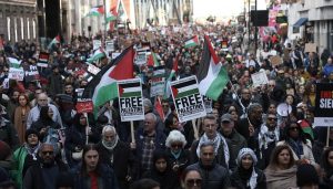 Miles marchan en Londres por 8va vez para pedir alto fuego en Gaza