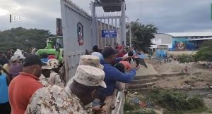 Haitianos derriban y tiran al río la puerta fronteriza de Dajabon