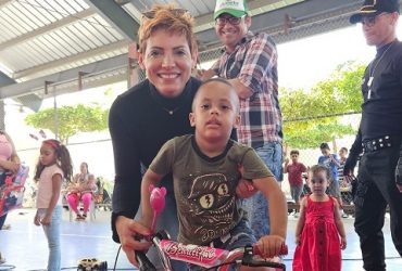 MOCA: Candidata a diputada de Fuerza del Pueblo entrega juguetes