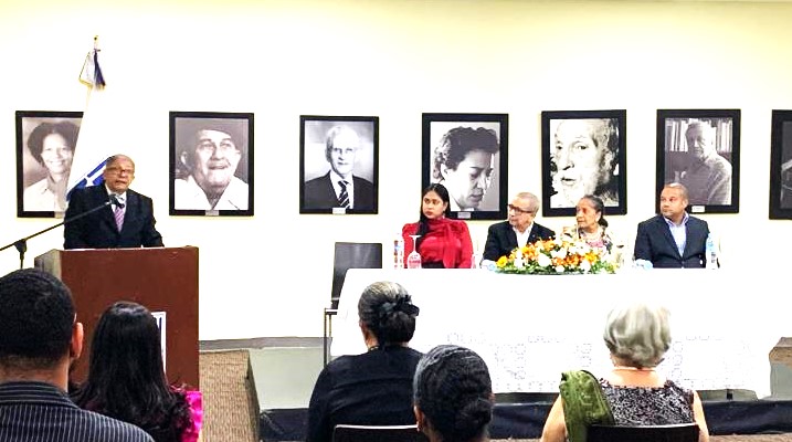 Bosch es el político más injuriado, según un libro de Leoncio Bisonó imagen