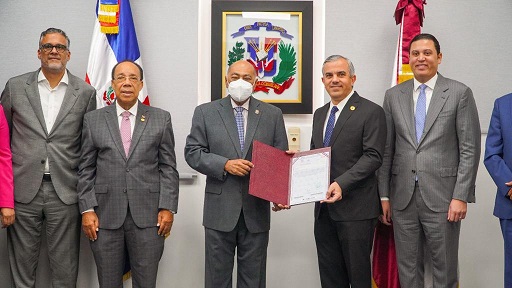 Director de INESPRE entrega al TC el título de propiedad del edificio imagen