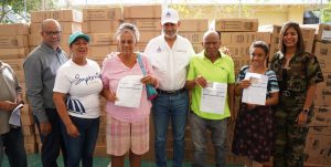 300 familias Arroyo Bonito en SD Oeste reciben enseres del hogar