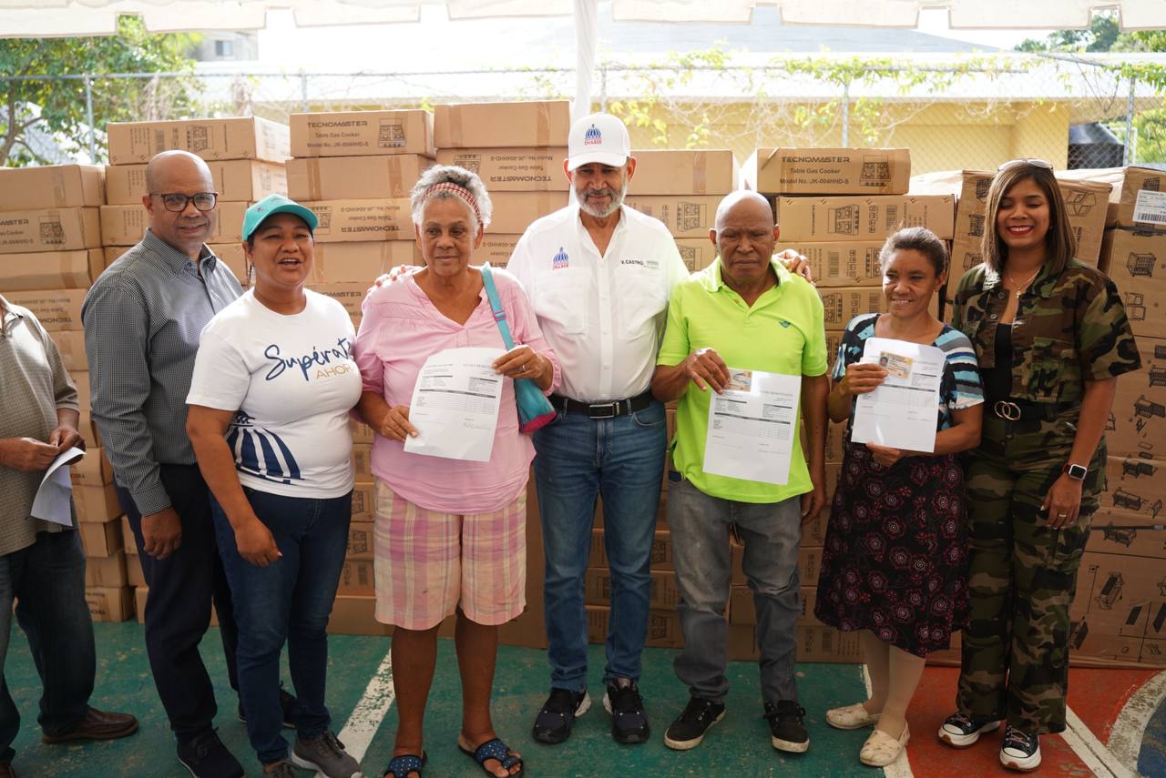 300 familias Arroyo Bonito en SD Oeste reciben enseres del hogar imagen