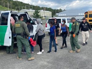 Detienen 48 haitianos abandonados en isla puertorriqueña
