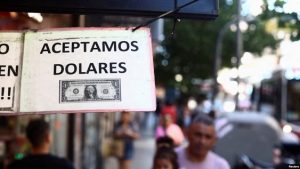 Peso argentino cae un inusual 54,2% tras anuncio del gobierno