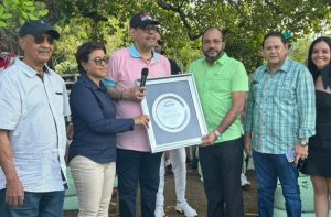 Grupo Hilando Fino reconoce al merenguero Fernando Villalona