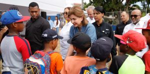 Vicepresidenta inauguró escuela, muelle y campo deportivo en SC
