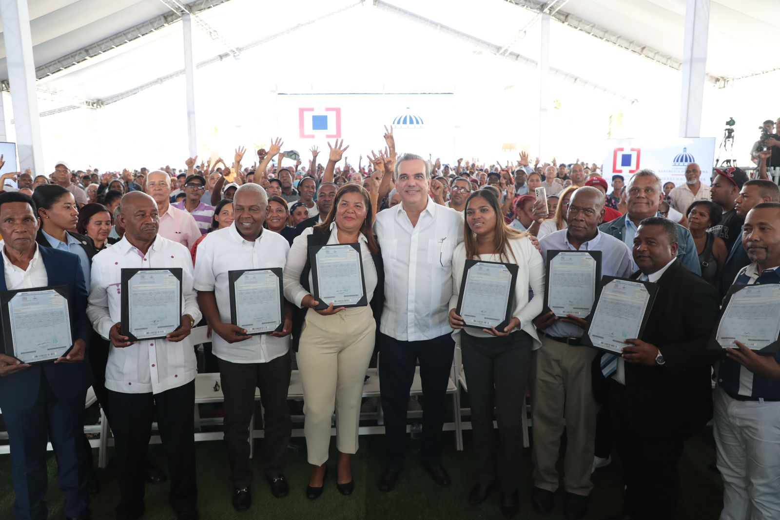 Presidente entrega 3,100 títulos, asiste a dos actos inauguración imagen