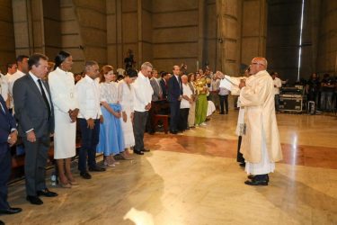 Presidente asiste a eucaristía en honor a la Virgen de la Altagracia