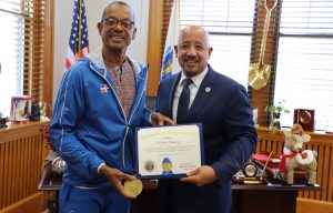 LAWRENCE: Alcaldía reconoce atleta dominicano