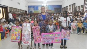 SANTIAGO: Gobernadora entrega juguetes a niños en Día de Reyes