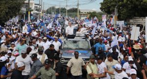 Abinader moviliza multitud en  caravanas en Barahona y Azua