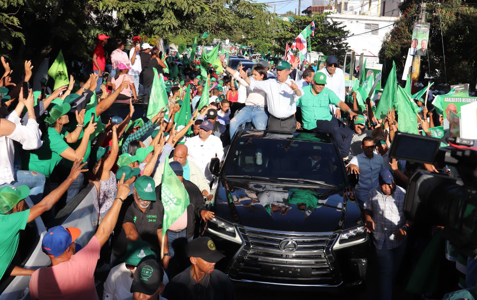 Leonel recibe sólido respaldo en localidades de región del Cibao imagen