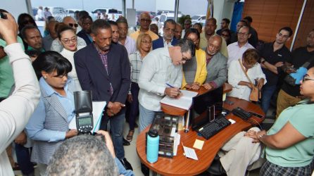 Aquilino Serrata deposita plan de gobierno municipal de SDO Aquilino Serrata deposita plan de gobierno municipal de SDO