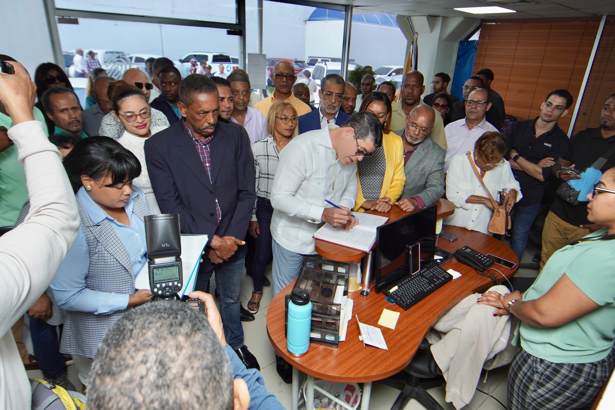 Aquilino Serrata deposita plan de gobierno municipal de SDO imagen