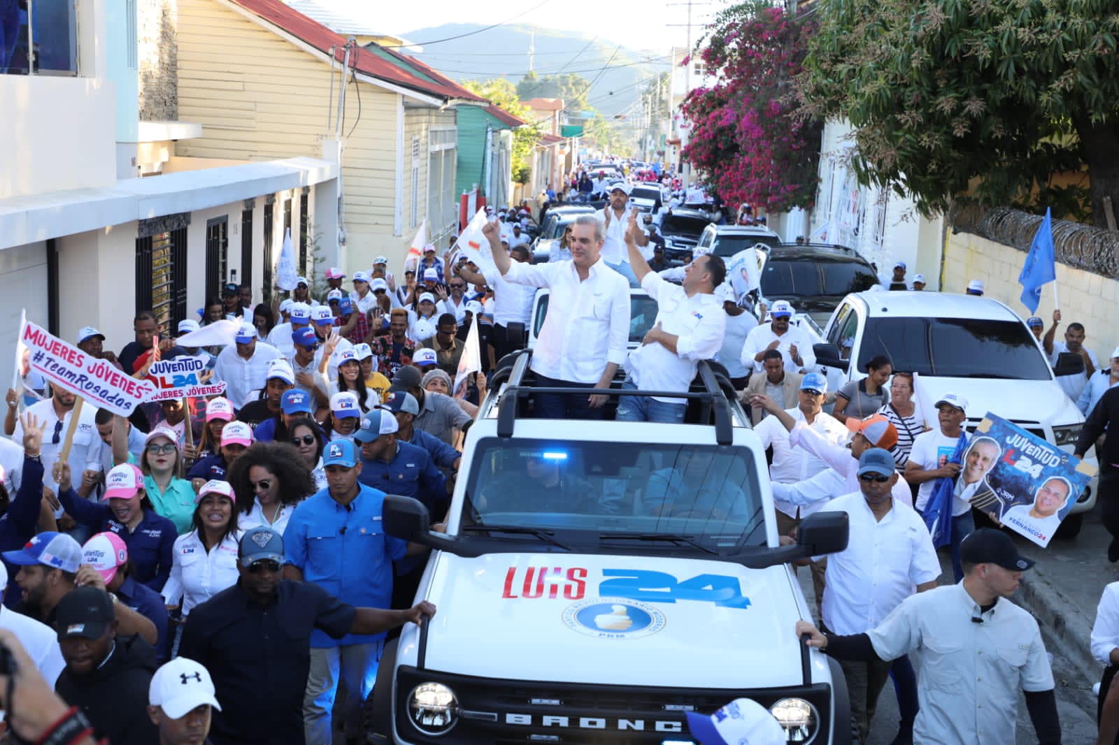 Abinader encabezó caravana con candidatos municipales de SJO imagen