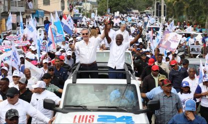 Abinader encabeza caravanas en Villa Altagracia y San Cristóbal Abinader encabeza caravanas en Villa Altagracia y San Cristóbal