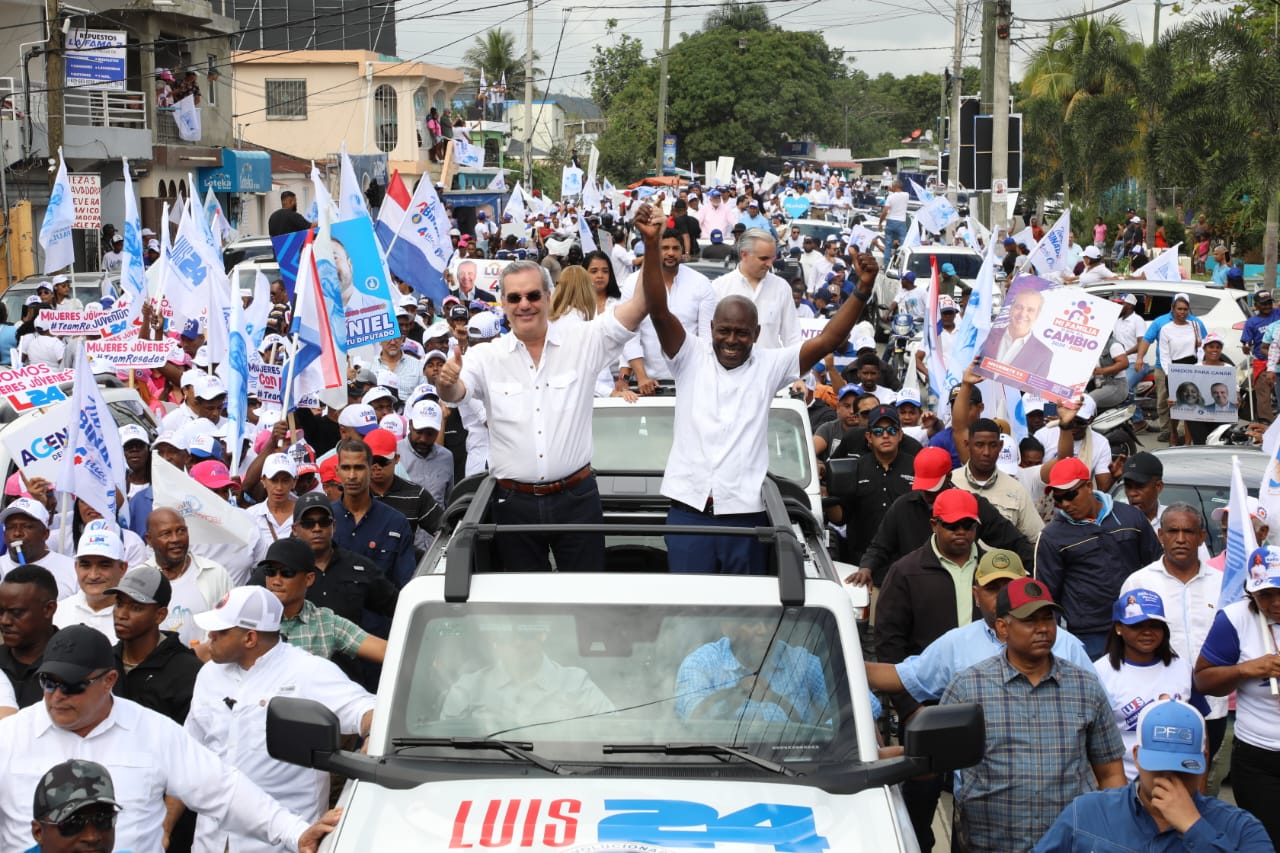 Abinader encabeza caravanas en Villa Altagracia y San Cristóbal imagen