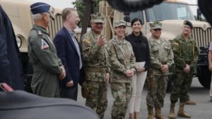 Jefa del Comando Sur EU entrega equipos de seguridad a Ecuador