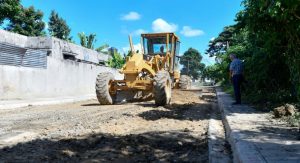Ejecutan asfaltado y construcción de aceras  en Duarte y Bonao